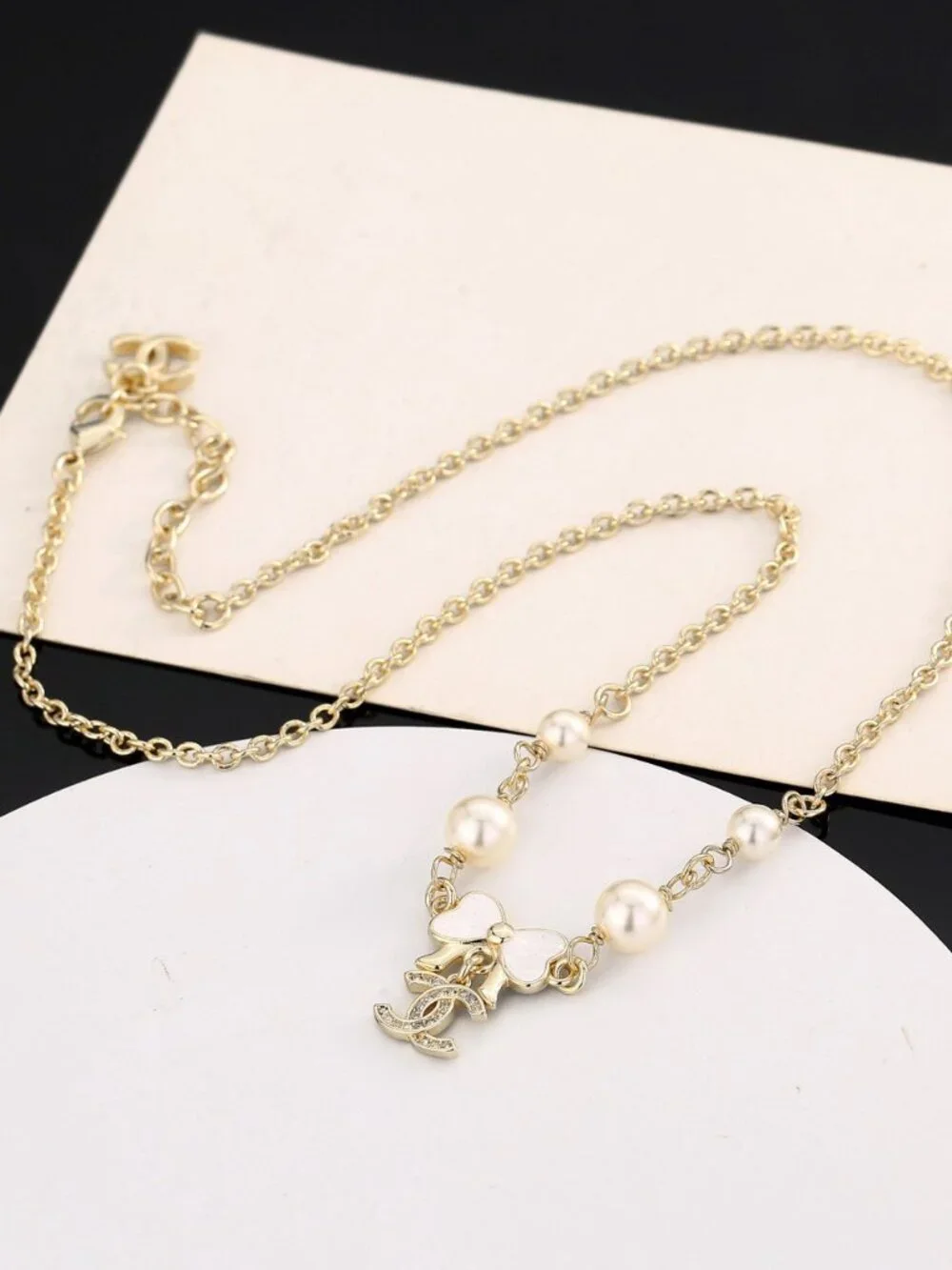 Authentic Chanel White Shell Bow Pearl Crystal CC Choker Necklace | Brand New Un - Picture 2 of 5